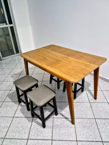 Mesa 6 lugares e 4 banquetas
