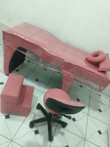 Maca, cadeira e escadinha