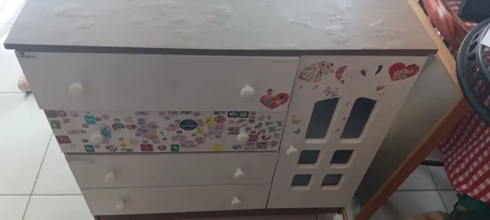 Cômoda 4 gavetas 1 porta
