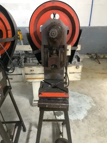 Três Prensas Excêntricas - 8 Tons Máquina Industrial 