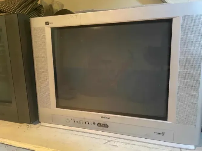 TV de Tubo (2 TVs: Cineral e CCE)