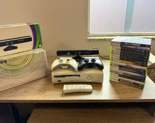 Console Xbox 360 + 2 Controles Originais + Kinect + 17 Jogos Originais + Controle Mídia 