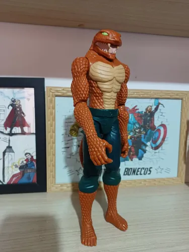 Lagarto 30 cm original marca Hasbro 