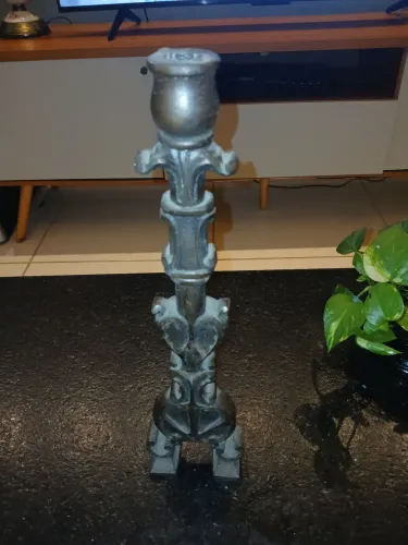 Tocheiro de metal estilo gótico
