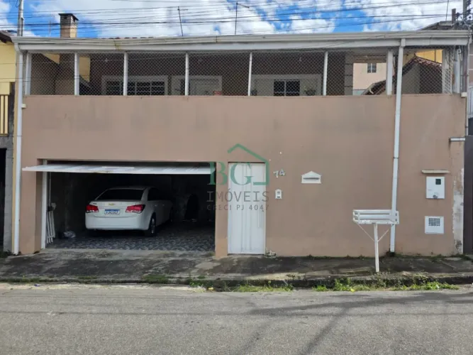Excelente casa á venda no bairro Santa Maria em Poços de Caldas MG.