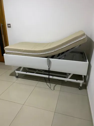 Cama Hospitalar Motorizada c/ Rodas, Grades e Colchão Firme original (Retirar no local)