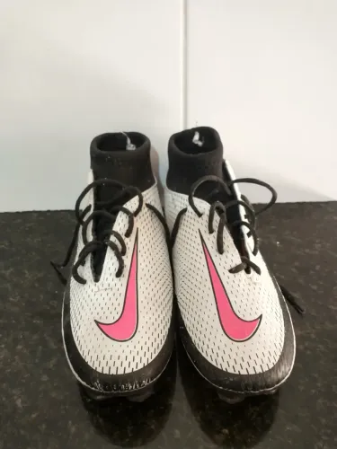 assim: ?Nike Phantom, chuteira de campo branca e rosa.?