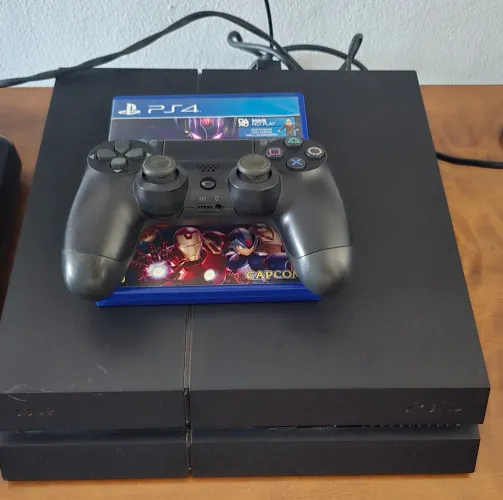 Playstation 4 com controle e jogo físico