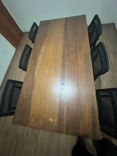 Mesa de madeira rústica 