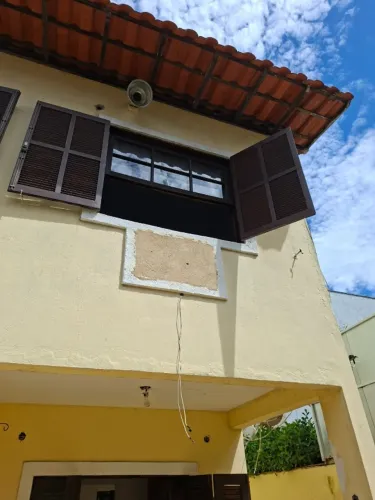 Janela de Madeira Maciça - Vidro Guilhotina + Veneziana Dupla Externa ? 1,50x1,25