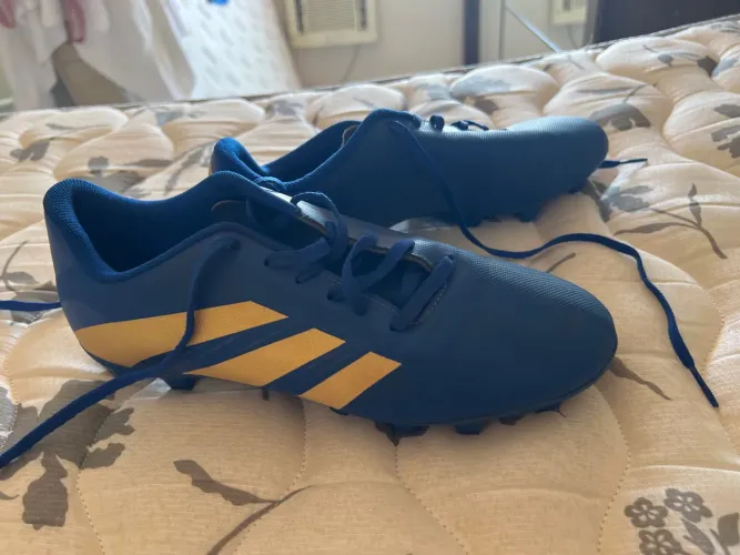 Chuteira Adidas Azul e Amarela - Bom Estado