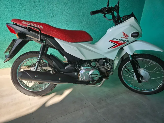 Pop 110i com partida elétrica, moto sem detalhes. 
