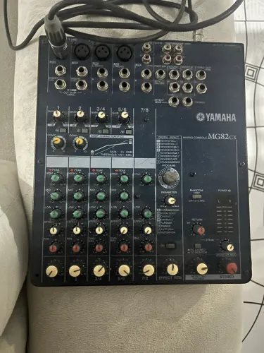 Vende se uma mesa de som marca Yamara valor 600 reais