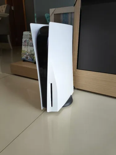 Vende-se Playstation 5 semi novo único dono com 2 controles e carregador sem fio
