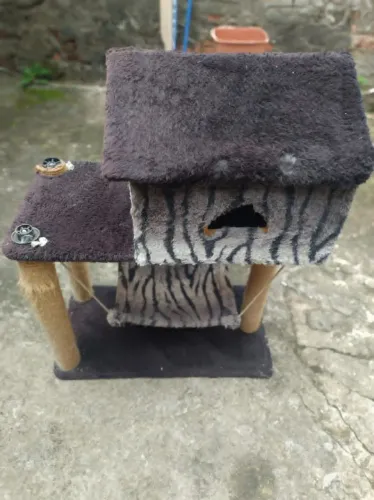 Casinha/Arranhador para Gatos com Rede - pouco Usado R$ 100,00