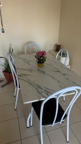 Mesa com 4 cadeiras