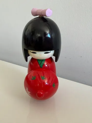 Boneca japonesa de madeira kokeshi