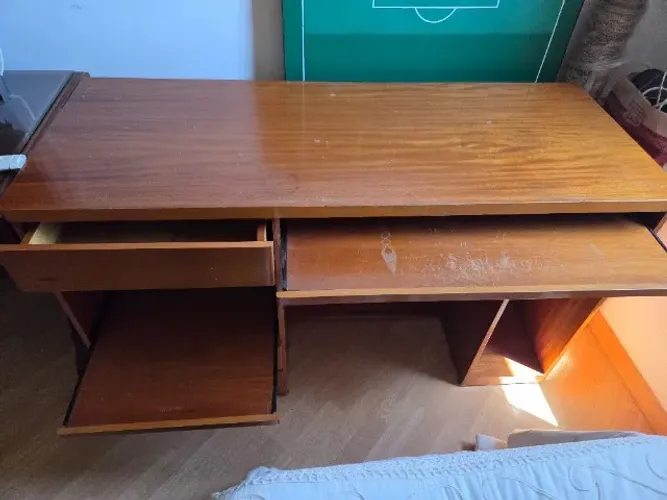 Mesa de escritório de madeira para computador.
