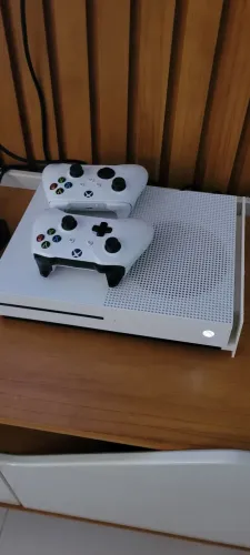 X Box one 1 Tb + 2 Controles + 2 jogos físicos + carregador de 4 pilhas.