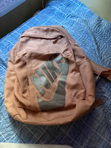 Mochila rosa Nike, usada poucas vezes em estado quase perfeito