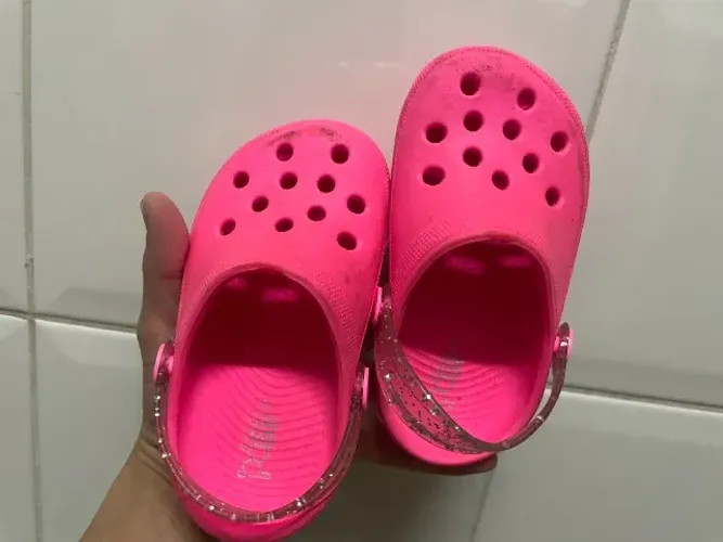 crocs rosa com brilho tam 22-23