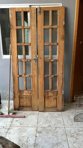 Porta com duas bandas 0,50x1,98cada banda em boas condições!