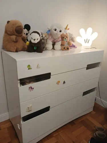 Cômoda infantil branca com gaveteiros