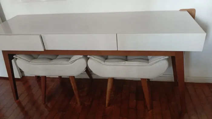 Puff/Banqueta Estofada Bege com Pés em Madeira - Semi Novo