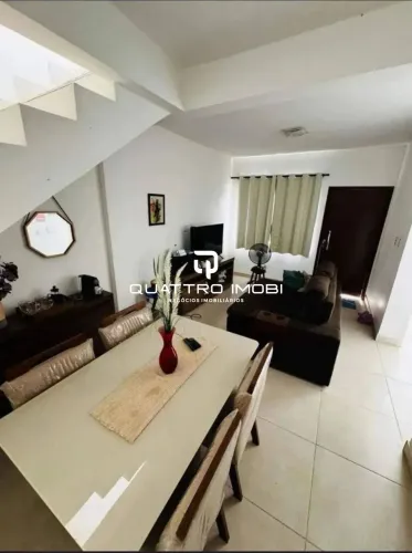 Casa em rua pública no bairro Aruana