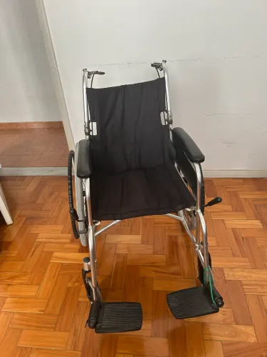 Vendo cadeira de rodas em ótimo estado