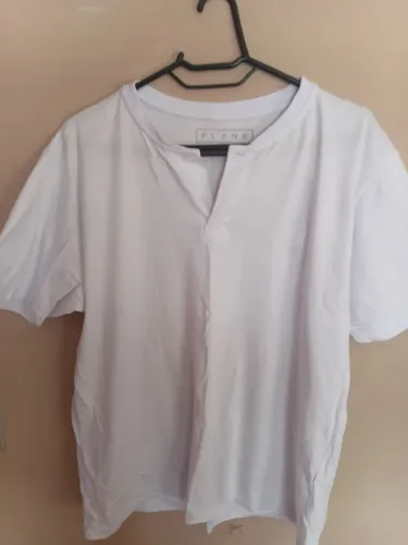 Camiseta branca gola padre. ORIGINAL. PLANE. TAMANHO G.