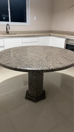 Mesa de Granito Redonda com Pé em Granito