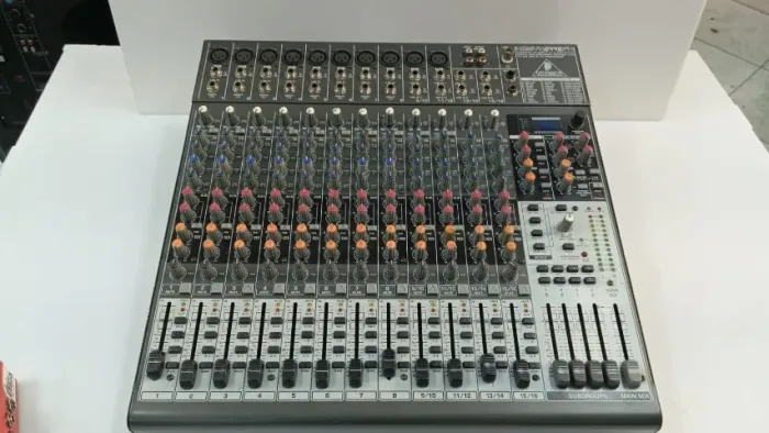 MESA DE SOM  MARCA: BEHRINGER  MOD : XENYX 2442FX pouco uso 