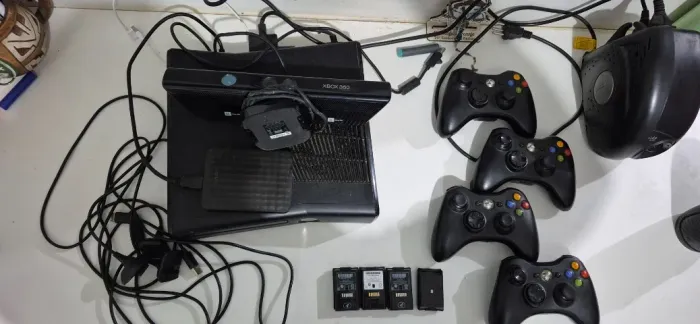 Xbox 360 Slim RGH + HD 500GB (Lotado de Jogos) + 4 Controles Originais