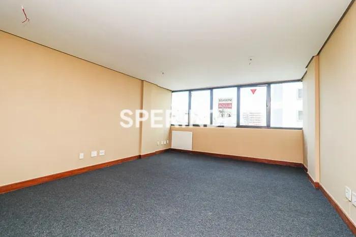 SALA COMERCIAL 37,44M² TRÊS FIGUEIRAS, banh. privativo, piso carpete,