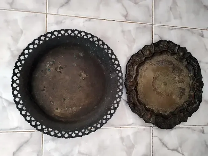 Duas Bandejas em Metal com Bordas Trabalhadas