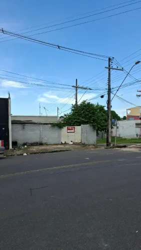 Imóvel de esquina na Cachoeirinha com 3 casas