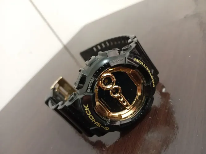 Relógio Casio G-Shock GD-100GB - Preto e Dourado