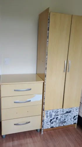 Guarda roupas pequeno + cômoda