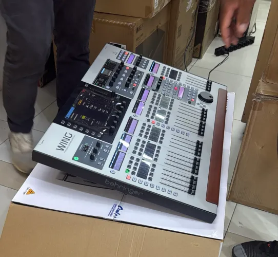 Mesa de som digital wing Behringer 