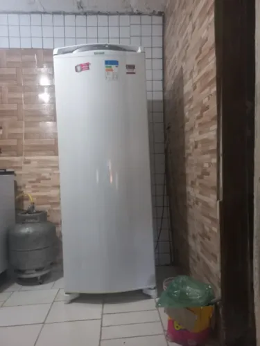 Geladeira cama de madeira fogão tv