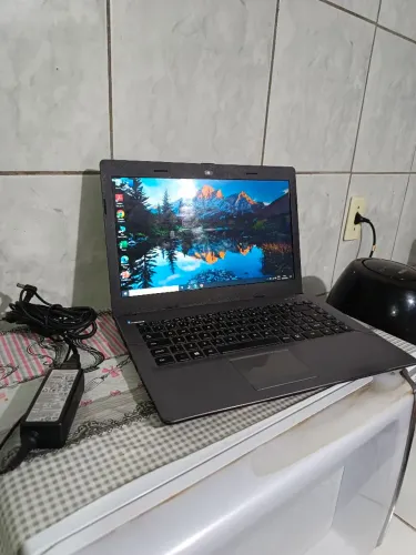 Notebook positivo com 4gb memória, ssd, teclado ok, Bat ok, carregador. 