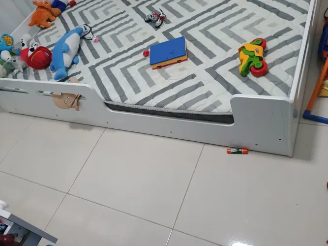 Cama Montessoriana Branca, com colchão 188cm por 138cm.