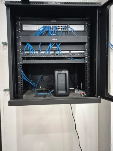 Sistema Profissional Intelbras 14 Câmeras IP + NVR + Rack Completo