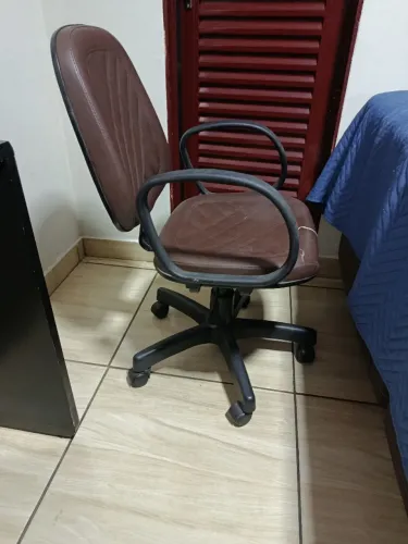 Cadeira de Escritório Giratória com Braços - Marrom