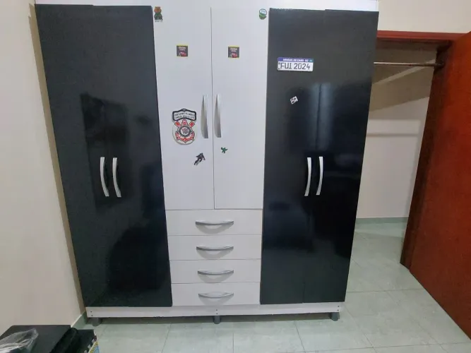 Vende se guardar roupas.