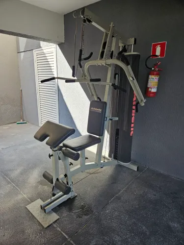 Estação de musculação Academia. Multifuncional e Profissional
