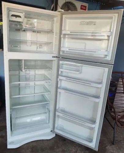 Geladeira Electrolux Frost Free com painel digital semi nova ENTREGO