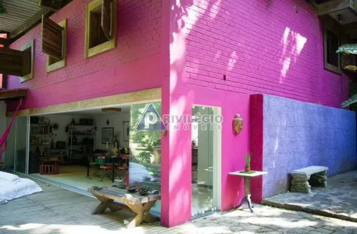 Casa de Condomínio à Venda em São Conrado  4 Quartos, Deck com Cachoeira e Segurança 24h