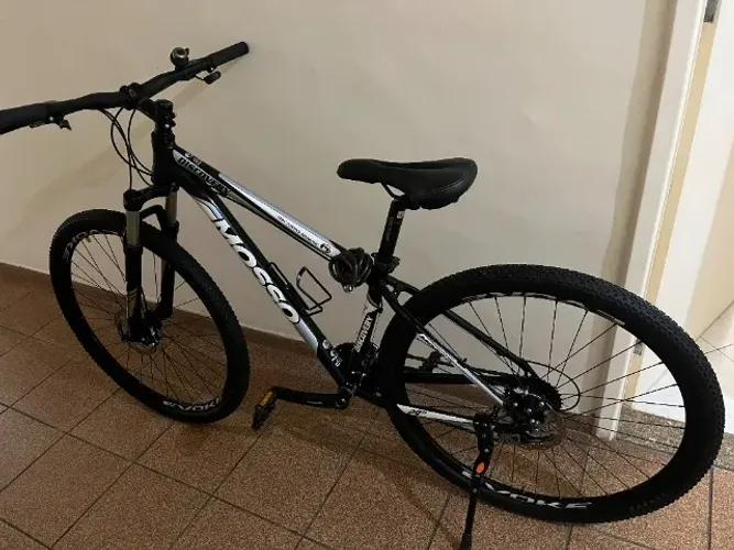 Bicicleta Mountain bike Aro 29 Câmbio Shimano Altus. 24 marchas, freios a disco...